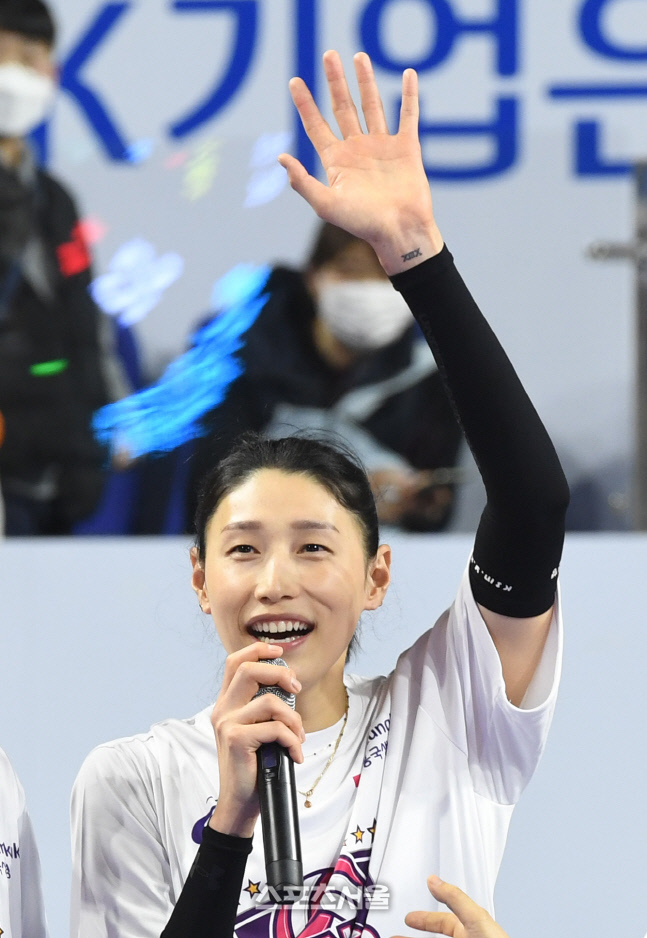[포토]흥국생명 김연경, 짧고 굵게 '감사합니다!'