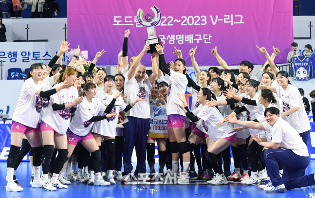 [포토]정규리그 1위 트로피 들어올리는 아본단자 감독과 김연경