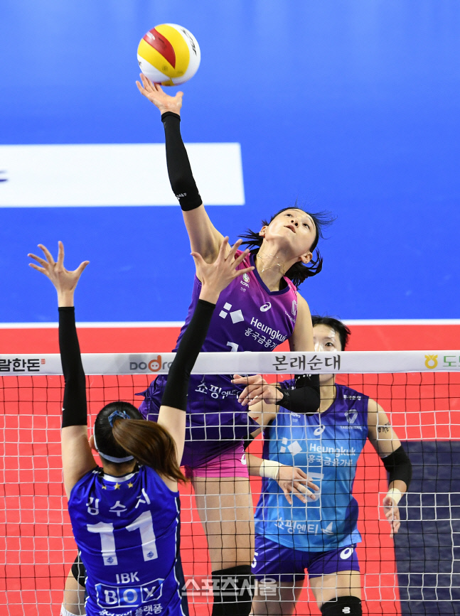 [포토]힘차게 공격하는 흥국생명 김연경