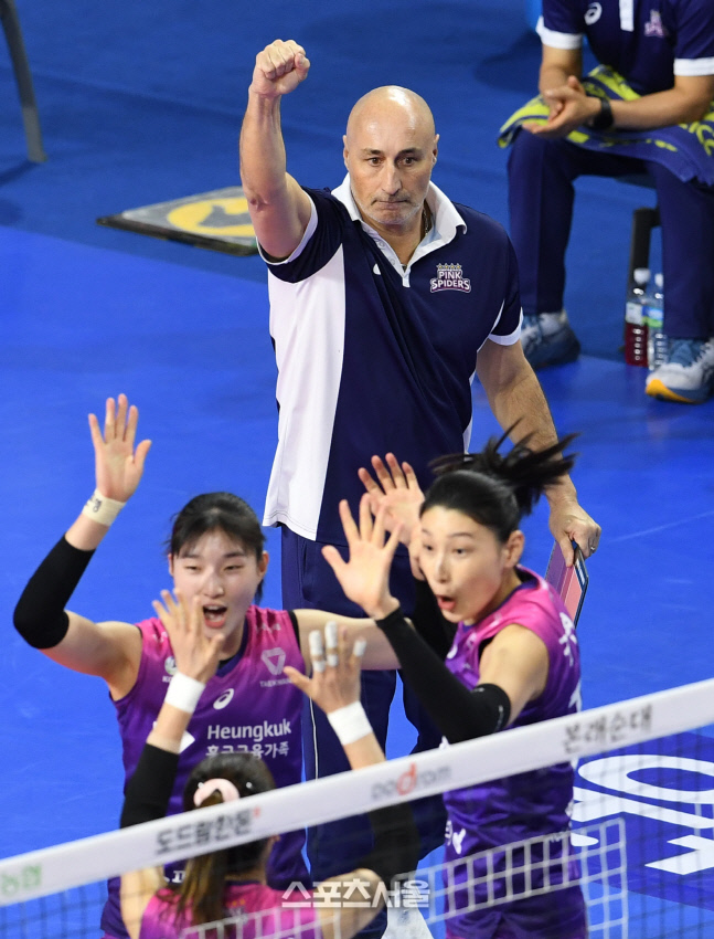 [포토]김연경의 득점에 기뻐하는 아본단자 감독