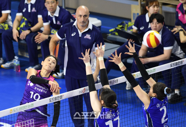 [포토]흥국생명 김연경, 아본단자 감독이 지켜보는 가운데...