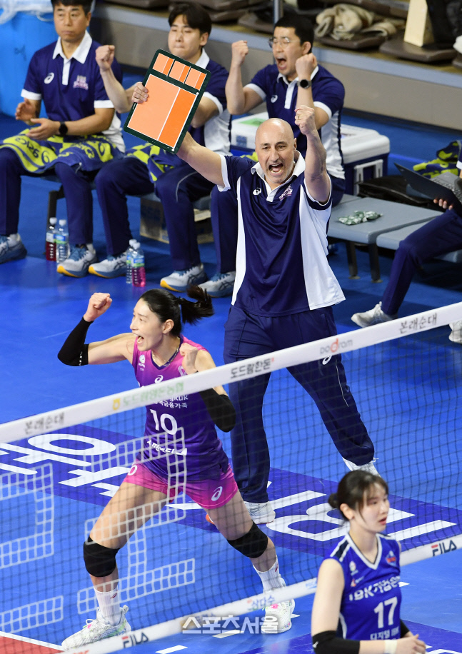 [포토]아본단자 감독, '김연경 좋았어!'