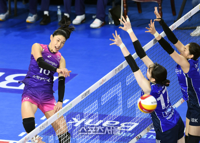 [포토]흥국생명 김연경, 블로커 피해 크로스로!