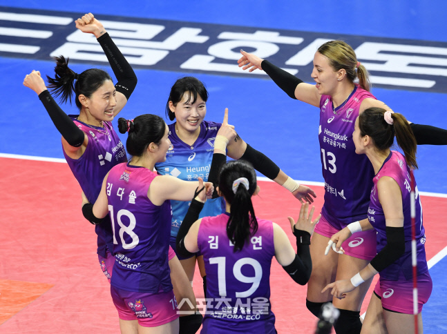 '김연경 파워' 흥국생명, 4시즌 만에 정규리그 1위[현장리뷰]