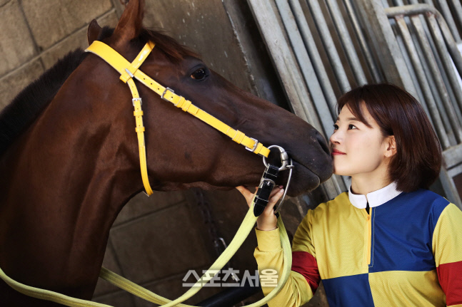 (기획2)(사진)김혜선 기수와 코리안오크스 우승마 제주의하늘