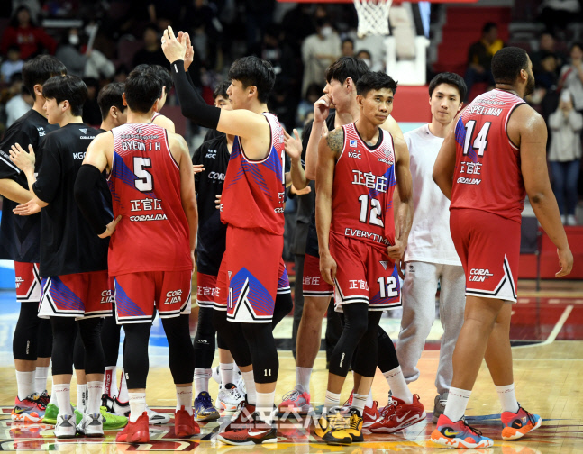 [포토] LG에 1점차 석패 KGC '3연패 수렁속으로'