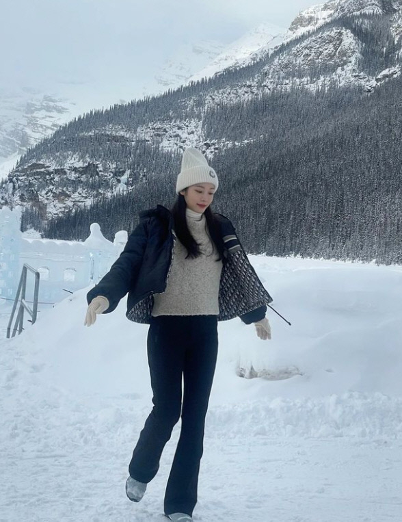 김연아, 명품 D사 패딩 입고 폴짝..돌아온 겨울 여왕