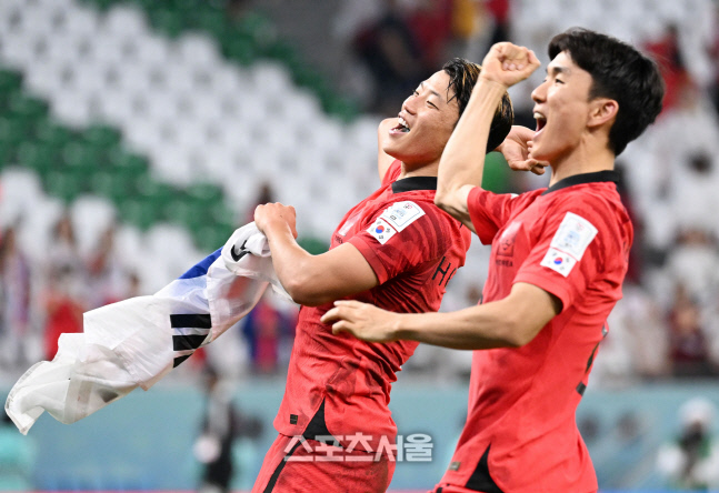 [포토] 환호하는 황희찬-황인범