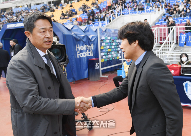 [포토]악수 나누는 이민성 감독과 이병근 감독