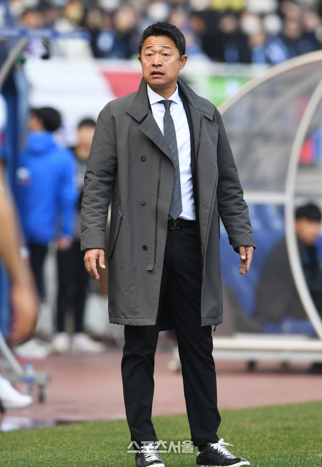 [포토]부심에게 항의하는 대전 이민성 감독