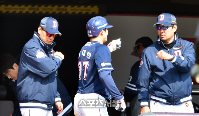 김한수 코치 축하받는 김대한[포토]