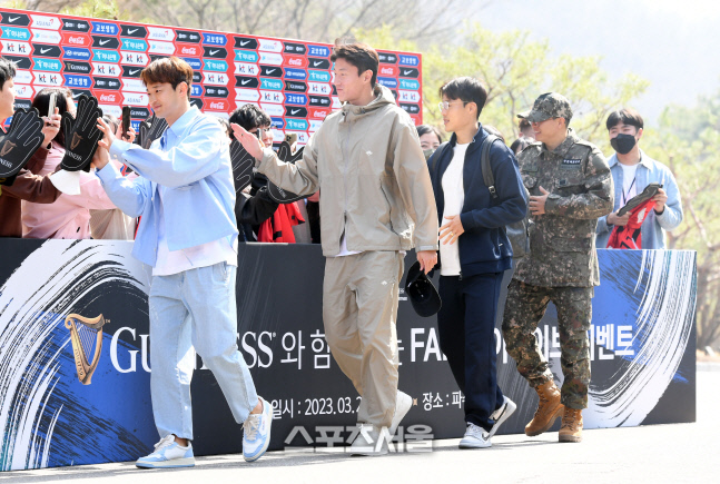 [포토]팬들의 응원 속에 파주 NFC 입소하는 축구대표팀