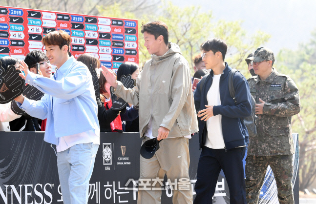 [포토]김진수-황의조-손준호-권창훈, 팬들의 응원 받으며!