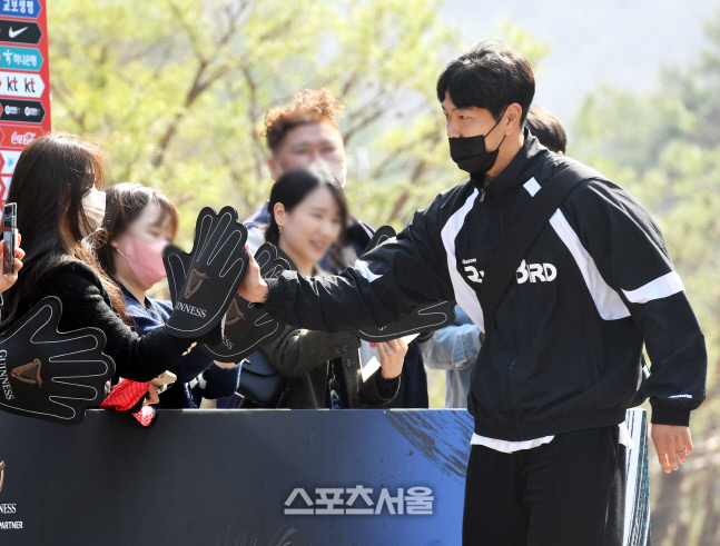 [포토]축구대표팀 김영권, 팬들과 하이파이브!