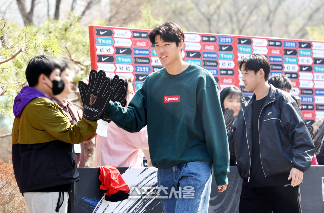 [포토]팬들과 하이파이브 나누는 송범근-송민규