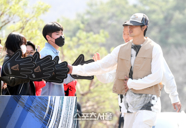 [포토]팬들과 하이파이브 나누며 파주NFC 입장하는 조규성