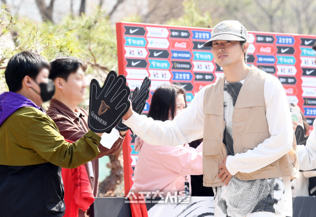 [포토]축구대표팀 조규성, 팬들과 하이파이브!