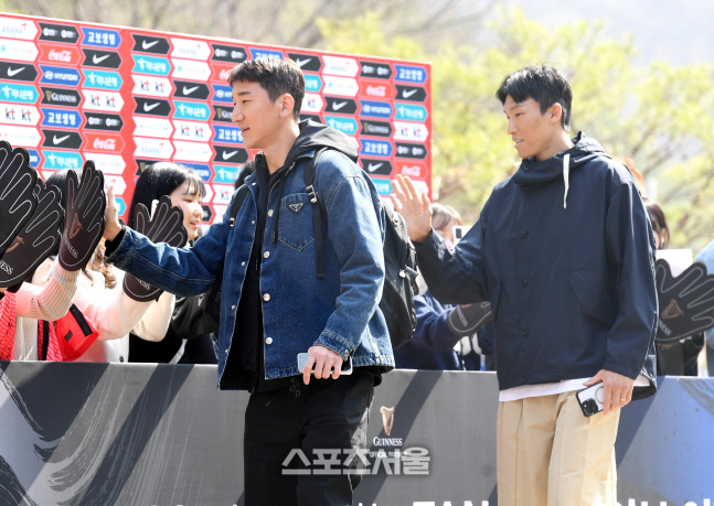 [포토]팬들과 하이파이브 나누는 정우영-김승규