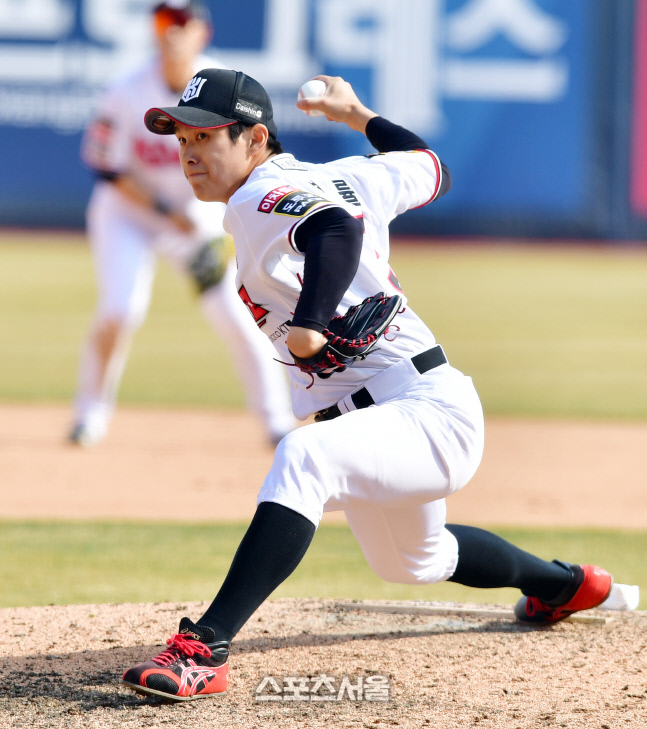 8회초 수비 책임진 신병률[포토]