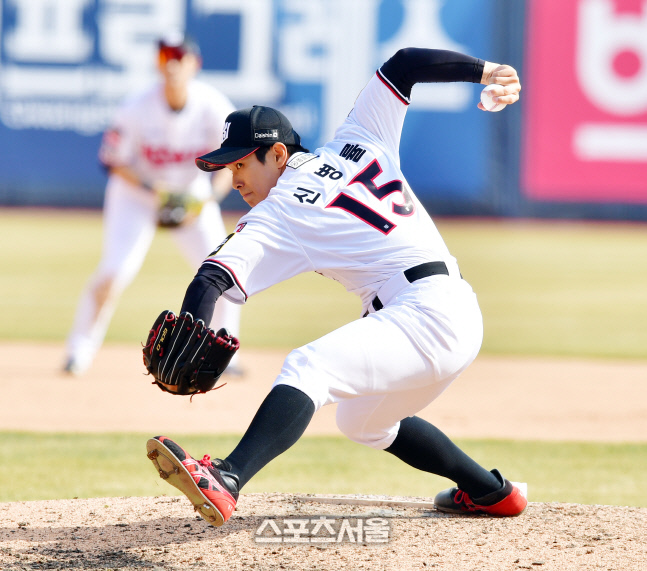 8회초 책임진 신병률[포토]