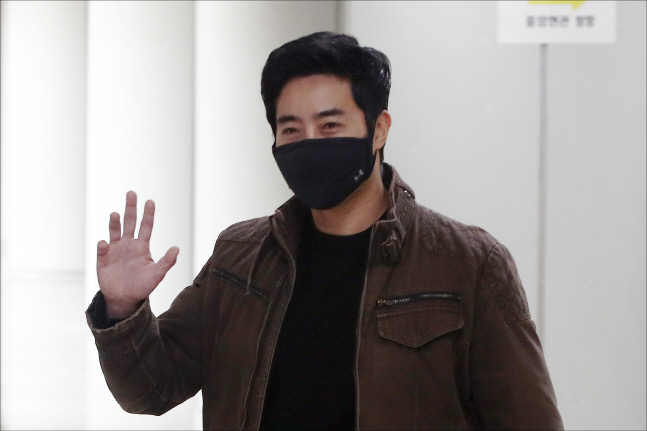 "X까 이 XX아" 이근 전 대위, 재판 뒤 유튜버 얼굴에 손지검