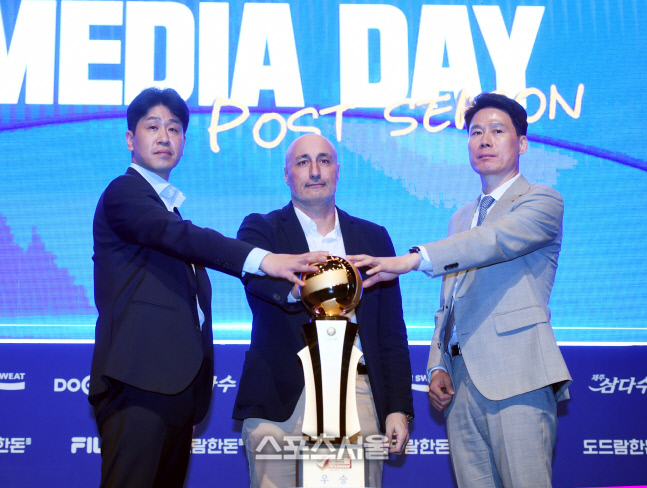 [포토] 포토타임 갖는 김종민-아본단자-강성형 감독