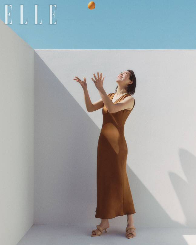 [사진]‘더 글로리’ 염혜란, ‘해피니스’ 화보 공개! (1)