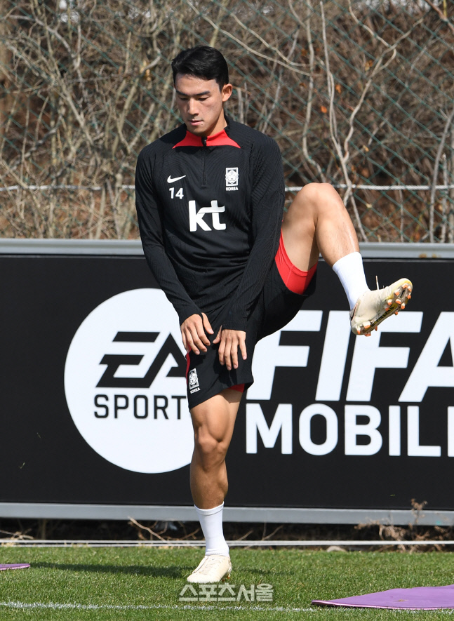 [포토]몸 푸는 조유민