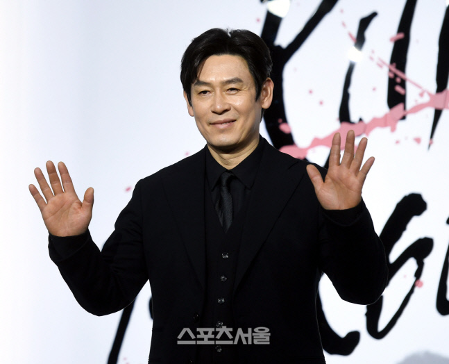 [포토] 설경구 \'미소 가득한 손인사\'