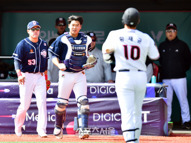 황재균 쳐다보며 더그아웃으로, 박유연[포토]