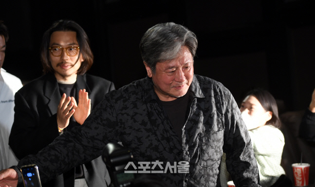 [포토] 최민식 '관객고 인사하며 입장'