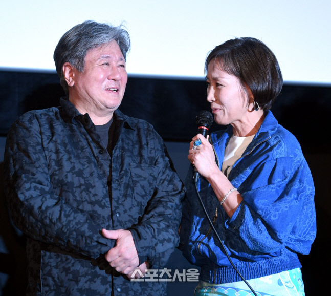 [포토] 카지노 이혜영, 최민식에 감사 인사