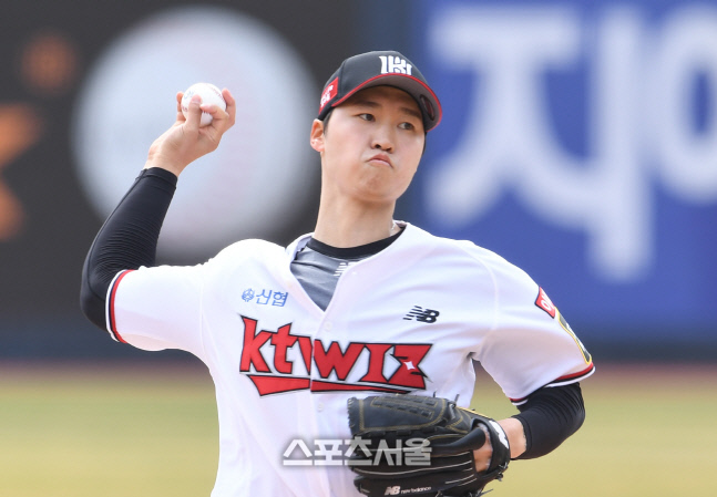 [포토]역투하는 KT 엄상백