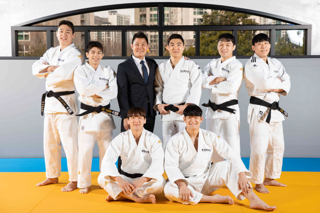 (단신3)(사진)한국마사회 김재범 감독과 유도단