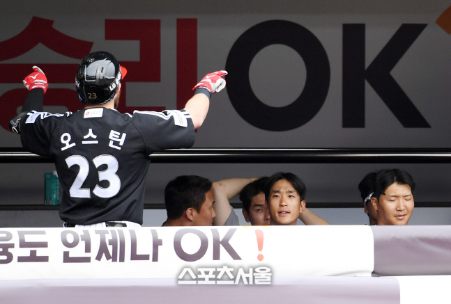 [포토]첫 홈런 LG 오스틴, 눈길도 안 주는 동료들에게 나홀로 세리머