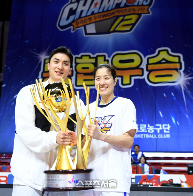 [포토] 고아라, 예비신랑 KGC 배병준과 포즈