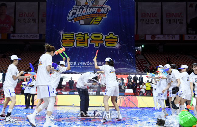 [포토] 우승 차지한 우리은행, 위성우 감독에 과한 세리머니