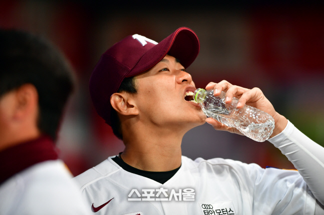 \'시원한 물 한잔의 여유\' 송성문[포토]