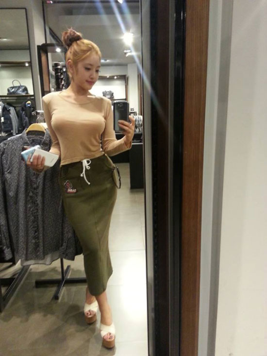 레이싱모델 봄수연, 생얼 셀카 '딱 달라붙는 옷 탓에…'