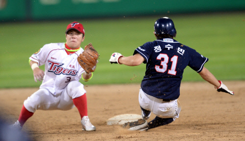 [SS포토]김선빈-정수빈, 우린 앉은 키도 비슷해요.