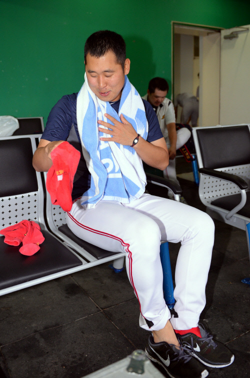 [SS포토]윤석민, 비맞았으니 새 옷으로 갈아입어야죠.