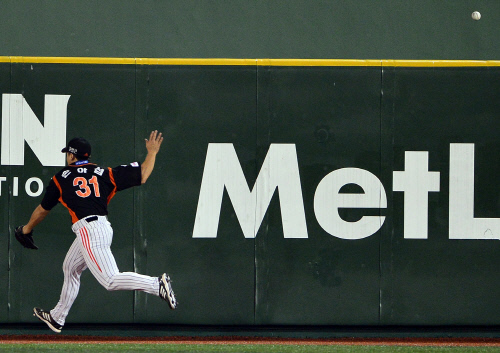 [SS포토]공 못잡은 손아섭,'야속한 공은 펜스를 넘어가고'