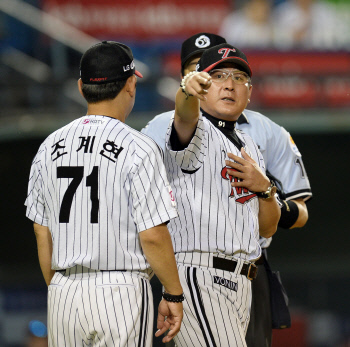 [SS포토] 항의하는 김기태 감독