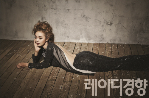 4.블랙_스팽글이_몸_전체를_감싸_극도로_화~