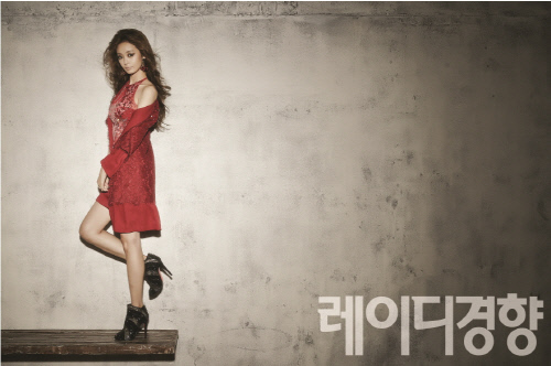 5.강렬한_레드_컬러의_미니원피스를_입고_~