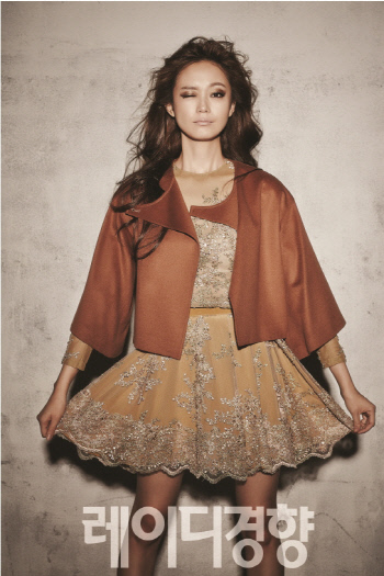 1.수많은_보석이_수놓인_듯한_자수_장식이_~