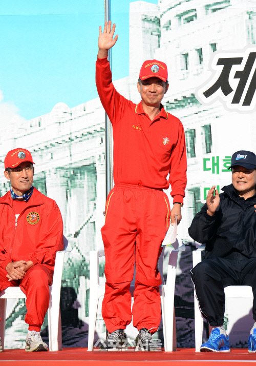 [SS포토]제5회 해병대마라톤 - 인사하는 이영주 사령관