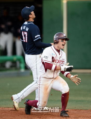 [SS포토]동점 주자 서건창의 환호와 최다폭투 신기록의 홍상삼