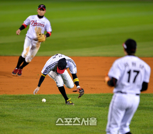 [SS포토]최준석 내야땅볼 놓치는 정성훈 '3-2로 리드내줘'