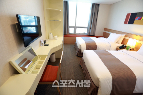 [하나투어]티마크호텔_트윈룸_객실